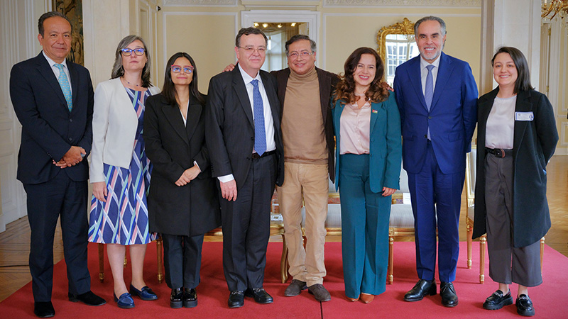 El presidente Gustavo Petro, magistrados de la JEP y la ARN, durante firma de Acuerdo.